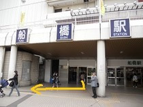 北口を出たら右(矢印)方向へ